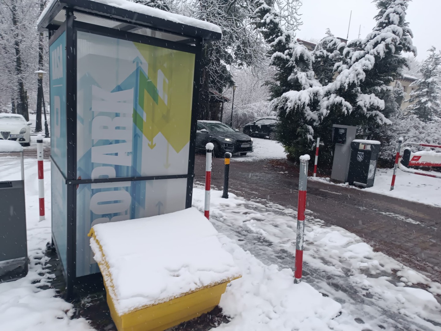 Ślisko? Na ratunek skrzynie z piaskiem w Rybniku